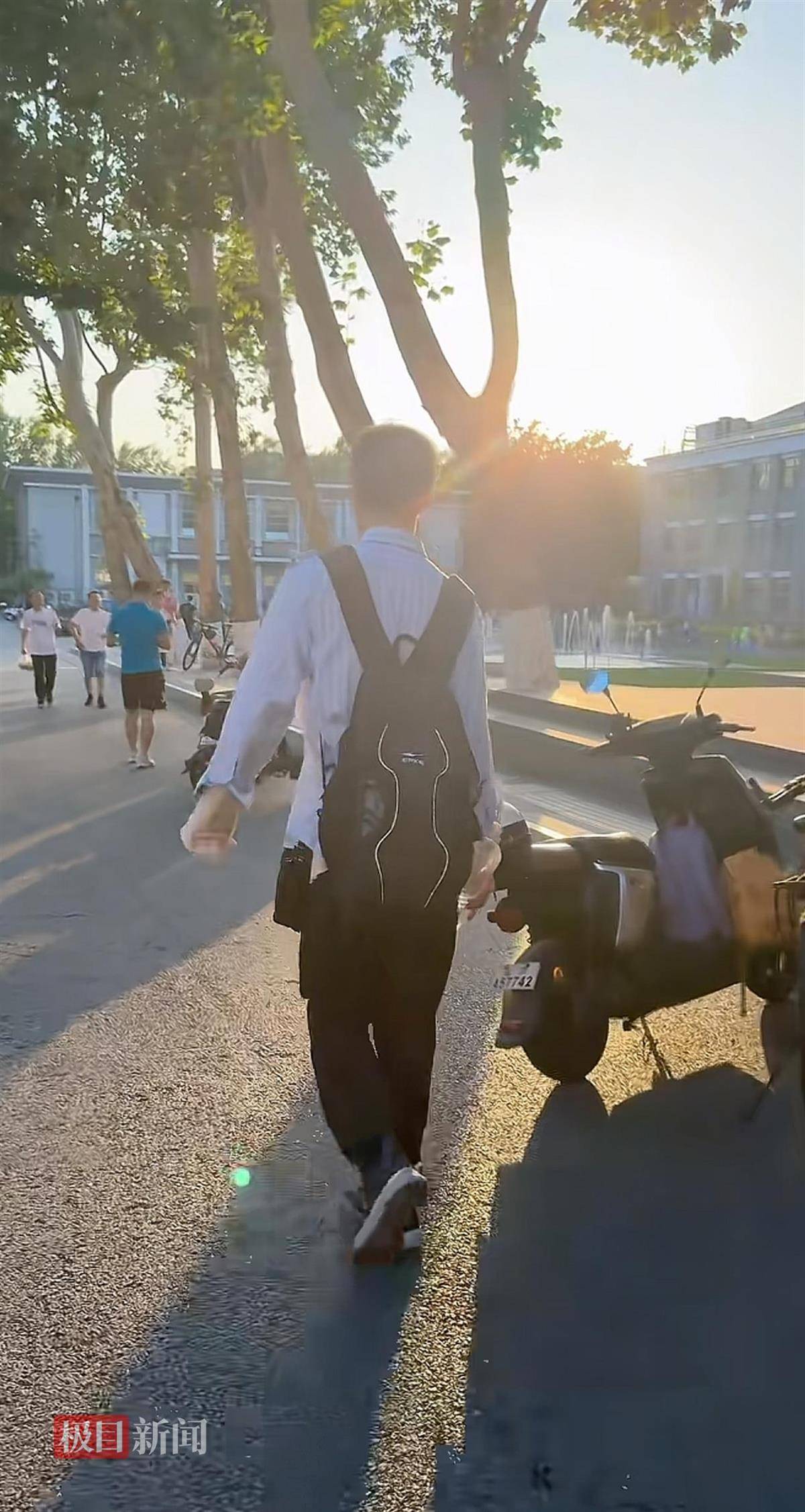 北大工会称正向学院了解韦东奕身体状态,派生活助理无先例,偶遇者称他状态比视频中好