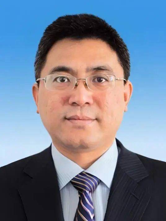 中组部有关负责同志宣布中央决定:他们的职务调整