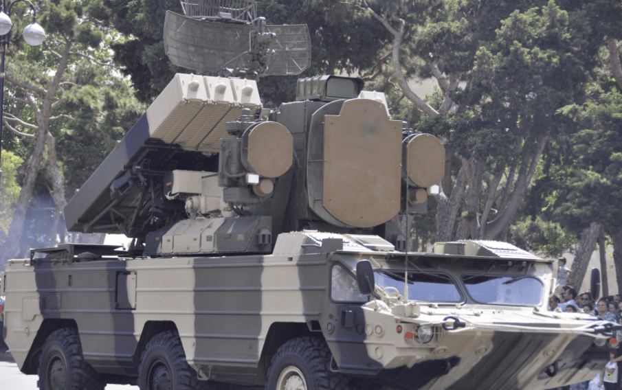 乌方1300公里远程打击，俄重要军工厂被炸穿，现场火光冲天