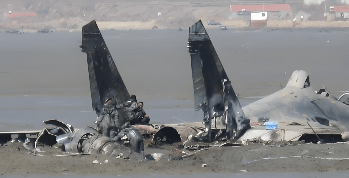 乌方1300公里远程打击，俄重要军工厂被炸穿，现场火光冲天