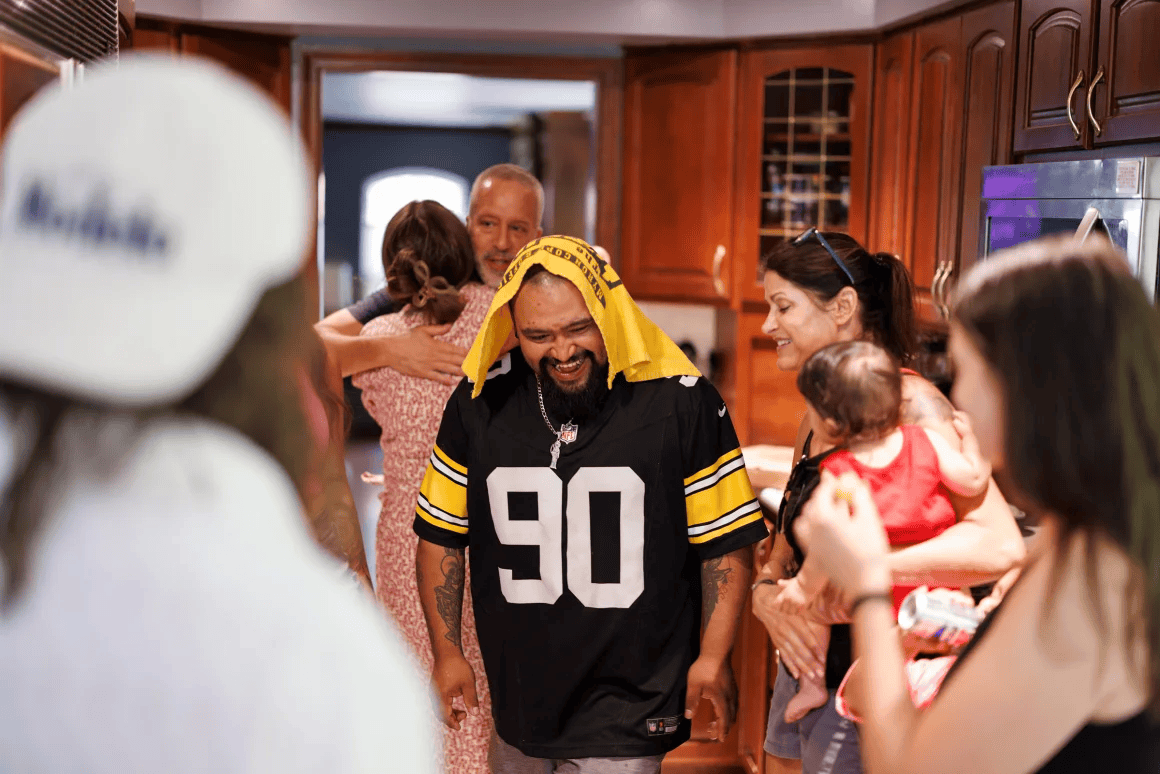 一家人自愿被驱逐出美国：“留在这里是一场赌博”