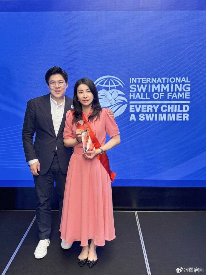 霍启刚专程飞新加坡，见证郭晶晶入选国际游泳名人堂，二人结婚13年，育有一子两女
