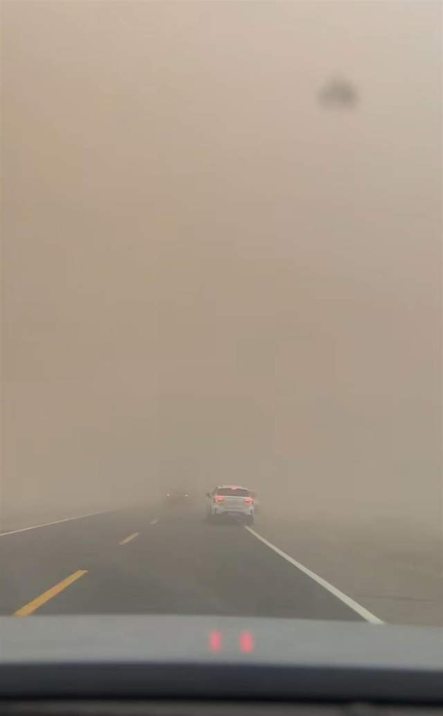 沙尘暴突袭甘肃敦煌，游客：百米高沙墙扑向公路，像是走进了末日小说