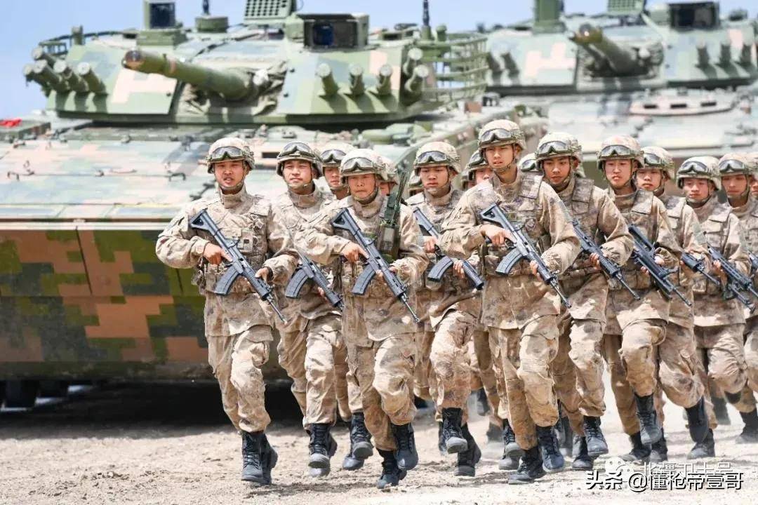 解放军“土豪旅”换装新步枪？唯一拿95战士：这枪不香了