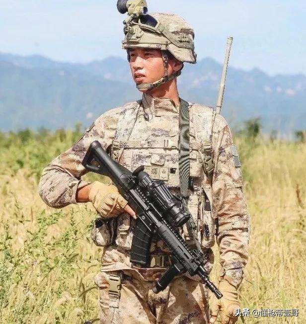 解放军“土豪旅”换装新步枪？唯一拿95战士：这枪不香了
