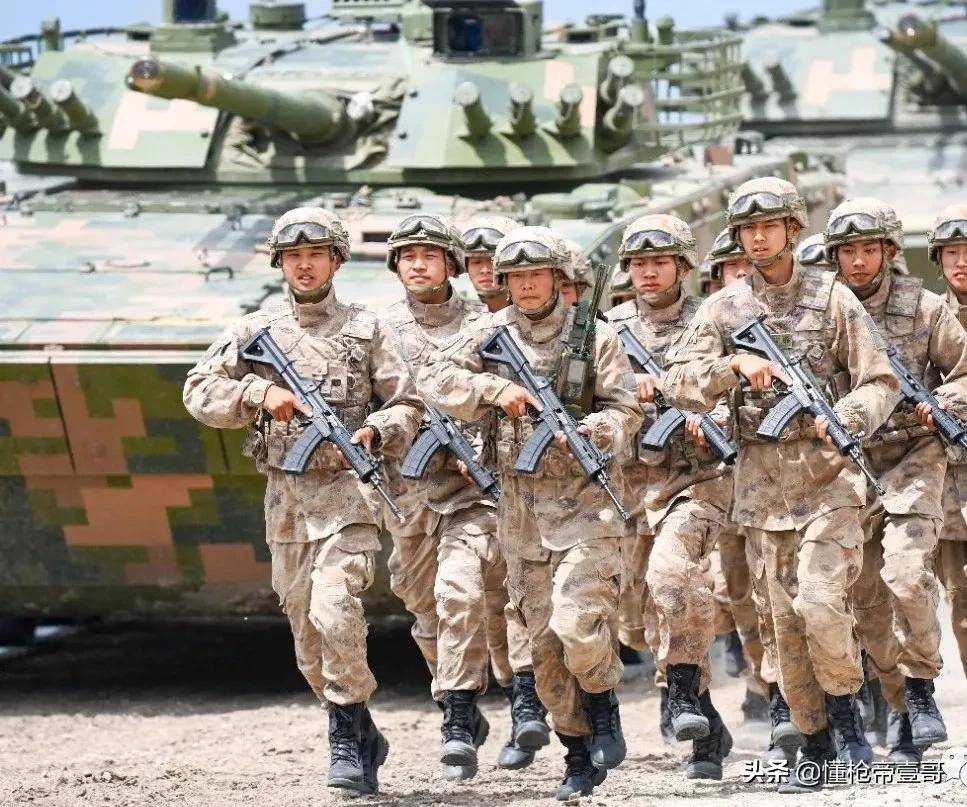 解放军“土豪旅”换装新步枪？唯一拿95战士：这枪不香了
