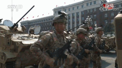 解放军“土豪旅”换装新步枪？唯一拿95战士：这枪不香了