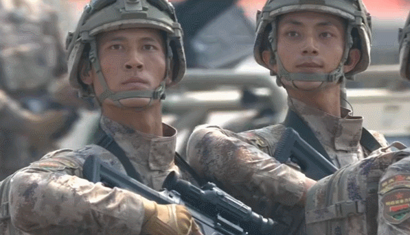 解放军“土豪旅”换装新步枪？唯一拿95战士：这枪不香了