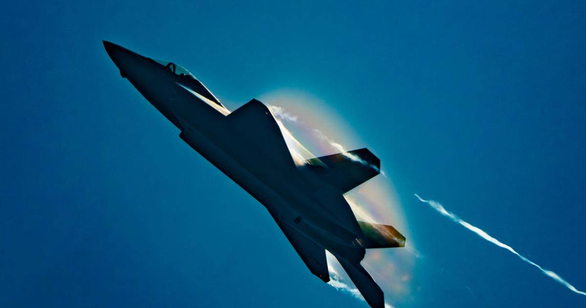 都见不得中国强大!歼20隐身战机飞越对马海峡,美日罕见没发现?