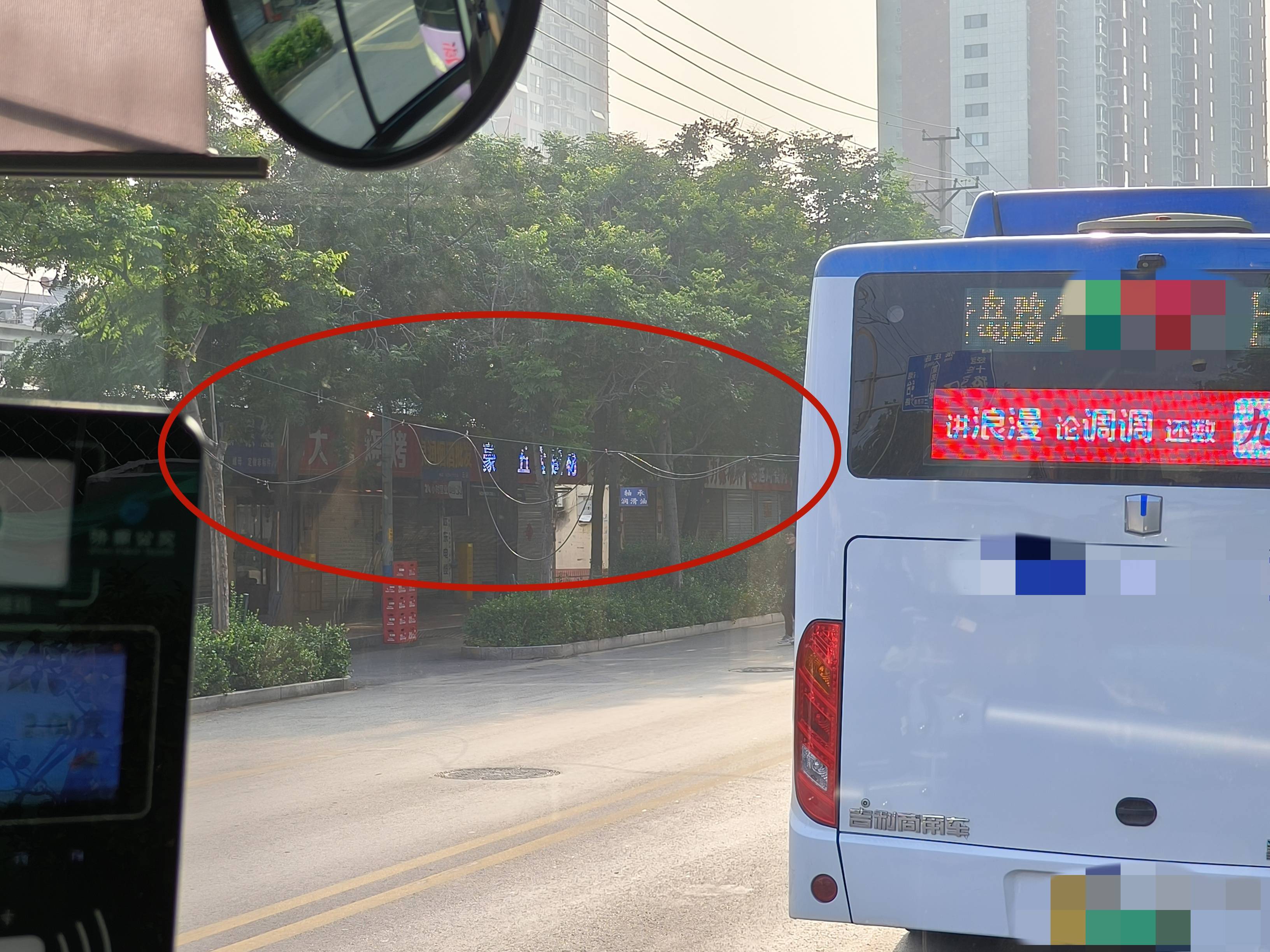 左手夹着烟右手举拖把,济南早高峰时一电线掉落,粉衣大哥化解交通拥堵松弛感拉满!