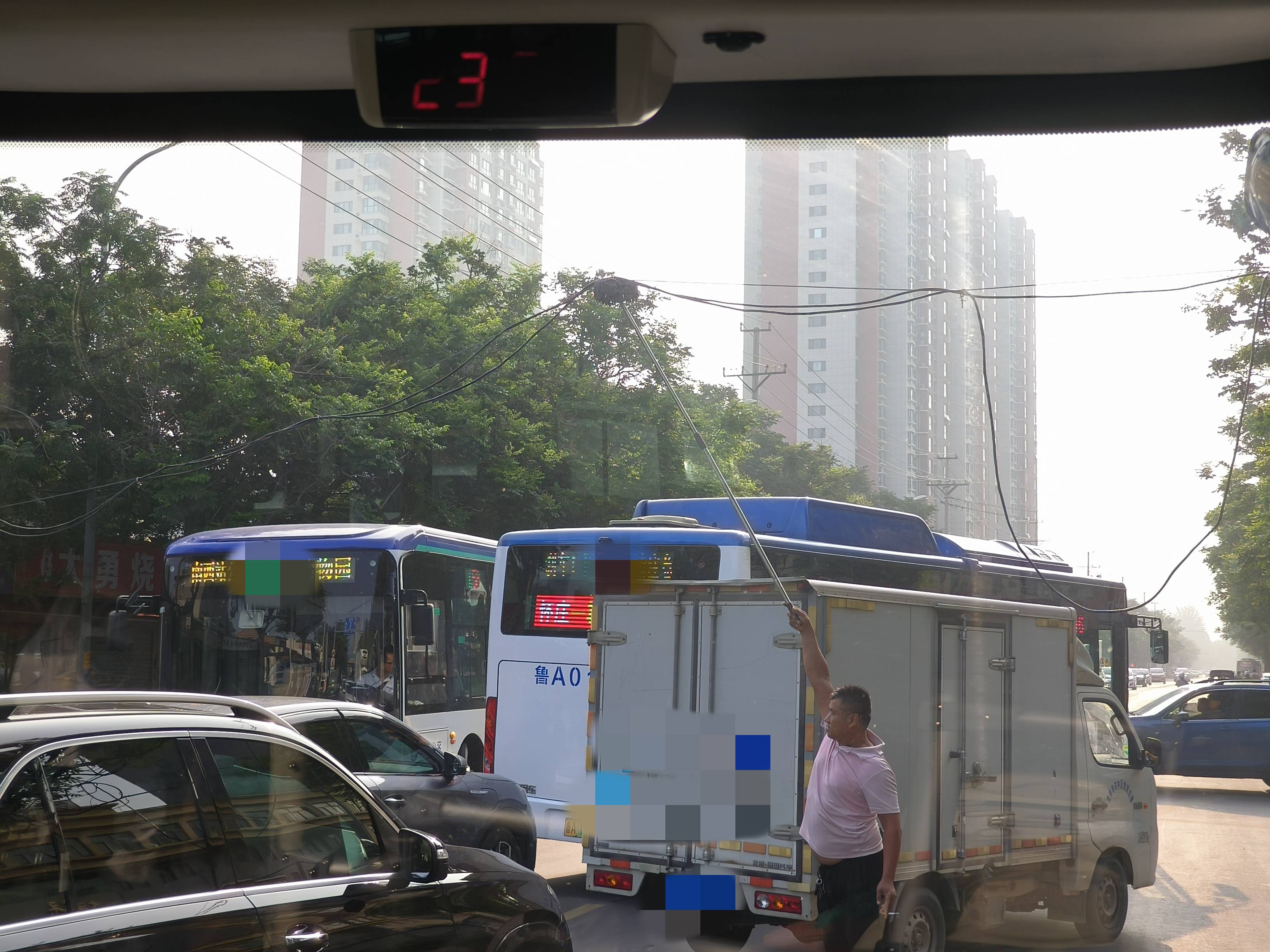 左手夹着烟右手举拖把,济南早高峰时一电线掉落,粉衣大哥化解交通拥堵松弛感拉满!