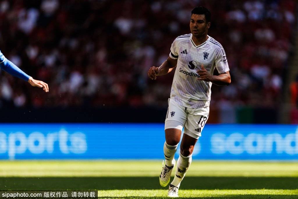 曼联2-2埃弗顿：姆贝乌莫首秀闪耀，防守漏洞成隐患