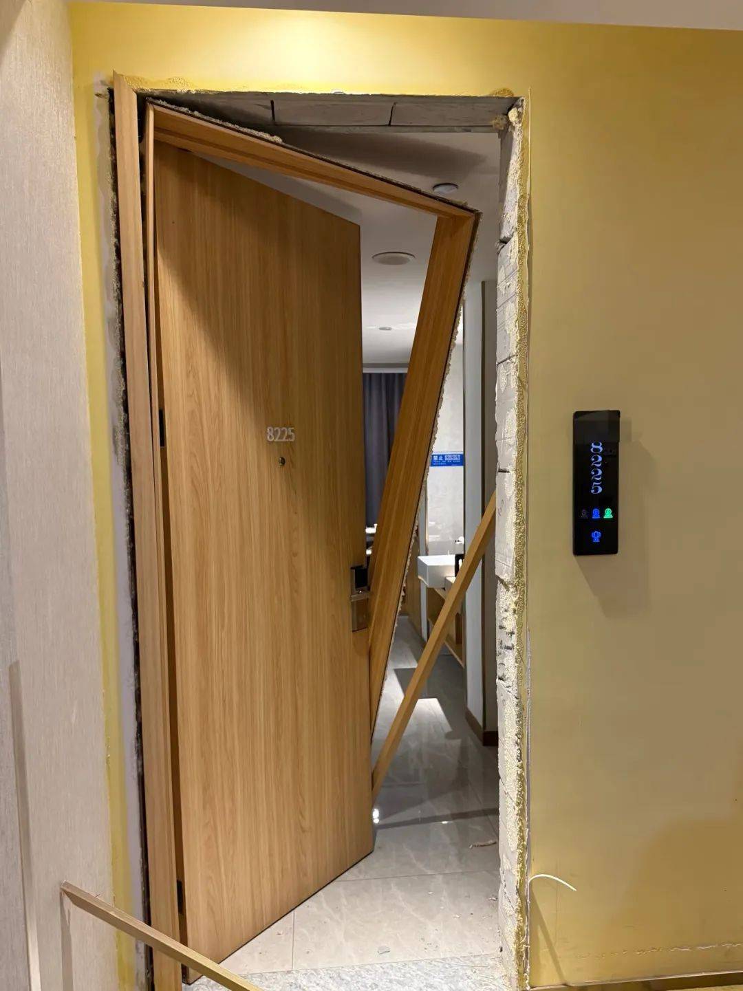 男子在杭州一酒店洗澡时被陌生人暴力闯入,房间大门被踢烂,踹门男子怀疑前女友正在酒店与他人开房