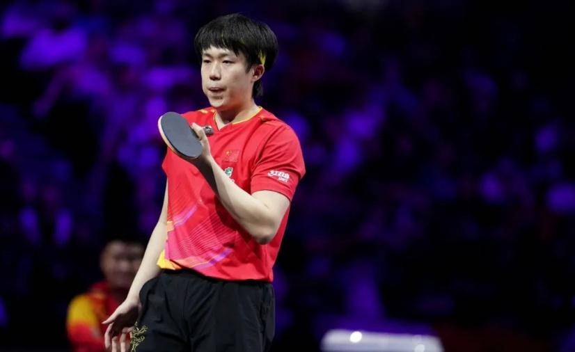 张本智和夺冠,4比2胜王楚钦,赛后脱衣庆祝与王皓握手;此前称王皓握手“太敷衍”