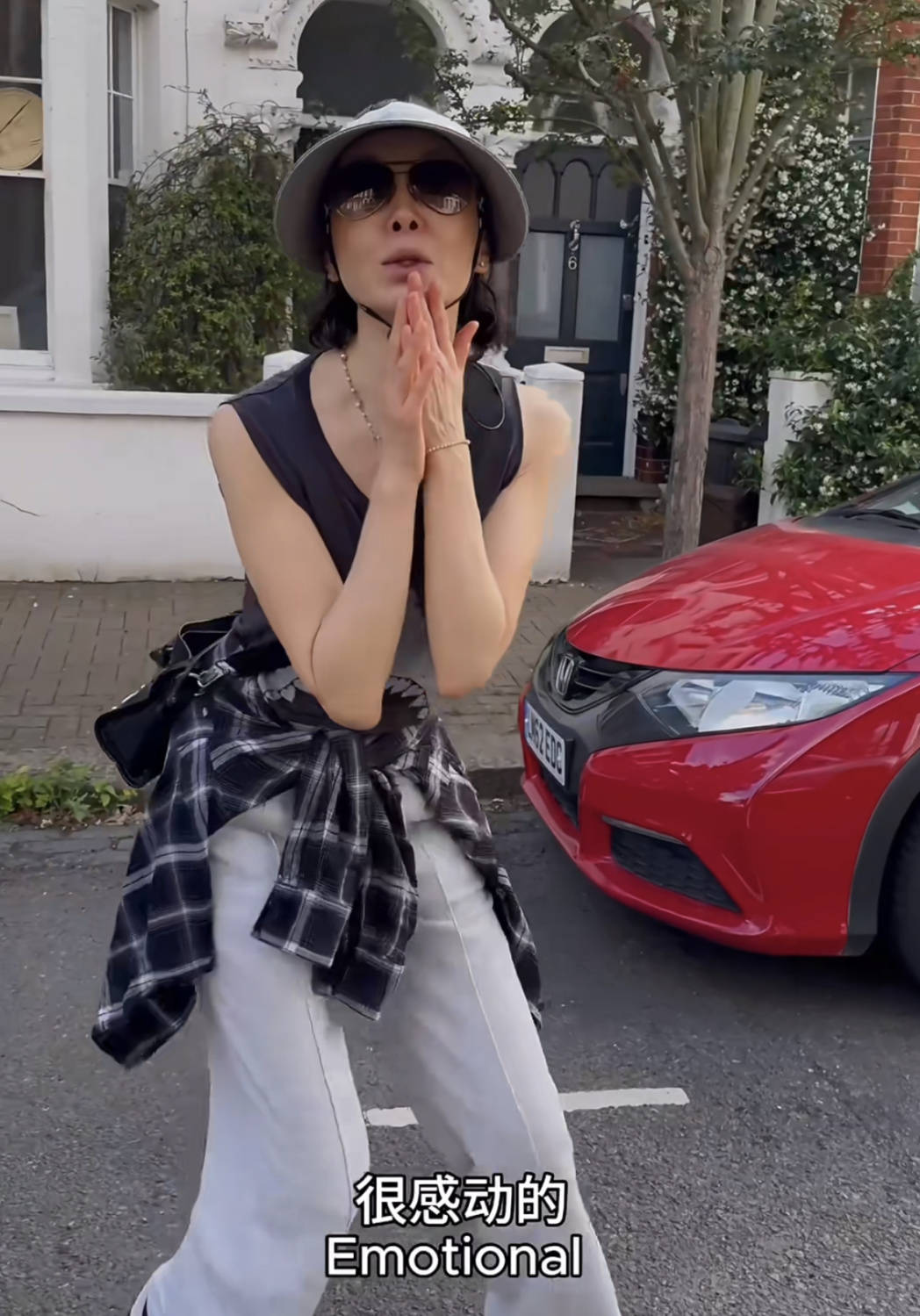 60岁张曼玉突然营业，穿79元T恤配10万珠宝，生活如此鲜活松弛！