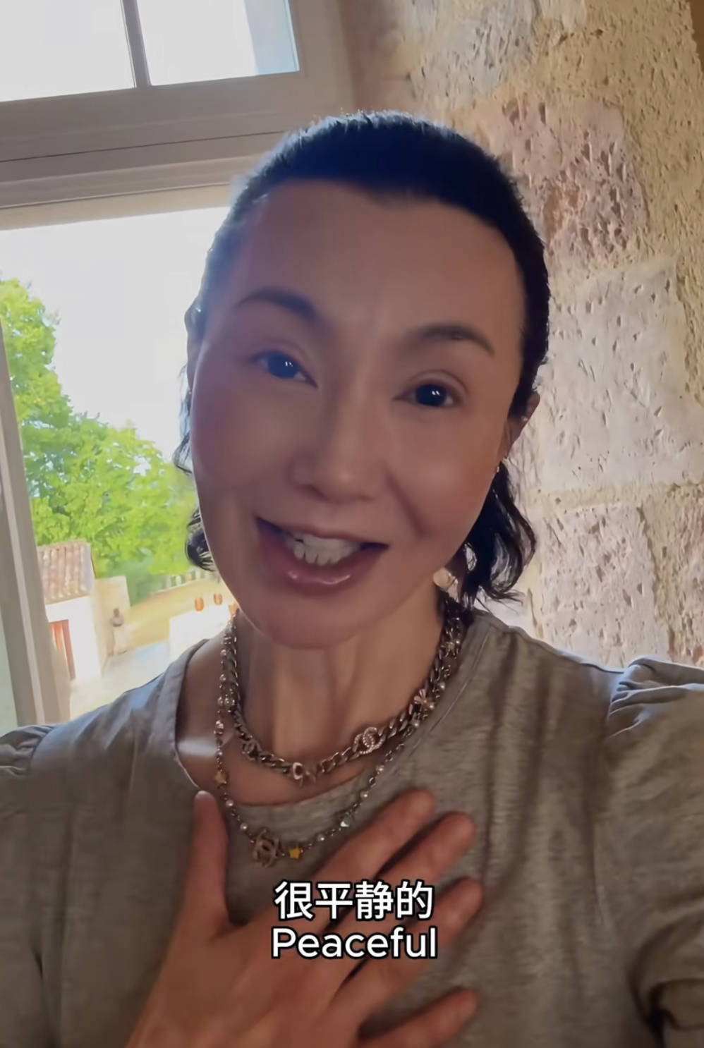 60岁张曼玉突然营业，穿79元T恤配10万珠宝，生活如此鲜活松弛！