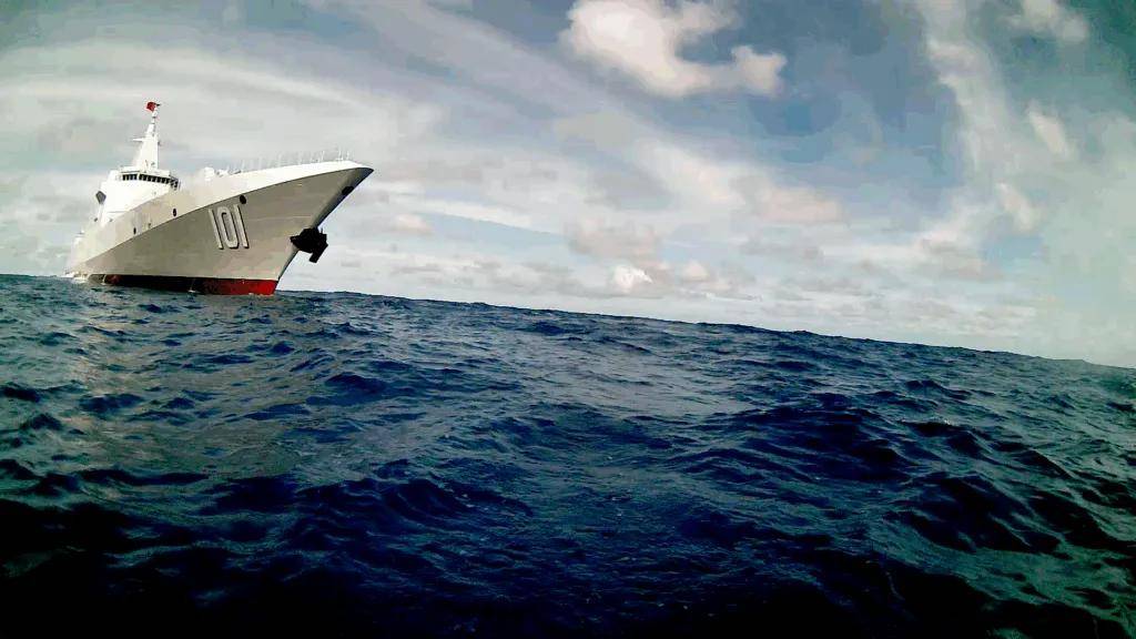 美媒爆料:055大驱“南昌”舰遭到美国无人艇跟踪监视!