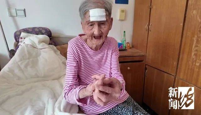 太狠了!98岁阿婆拿起剪刀,对准自已一刀下去…后果很严重!
