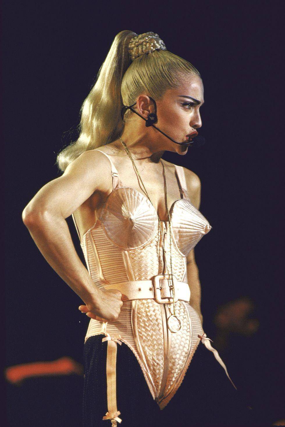 67岁生日麦当娜与鲜肉男友同吃Labubu蛋糕，造型致敬子弹胸罩