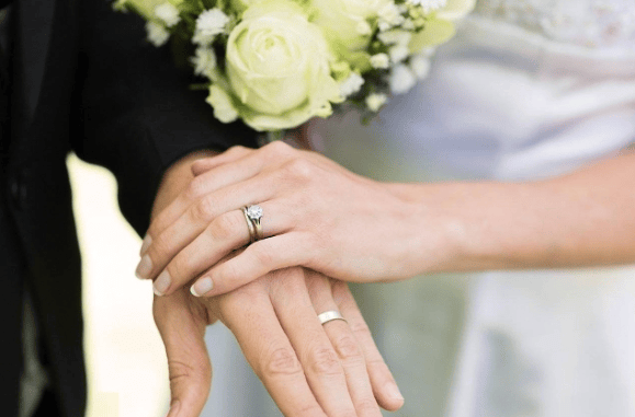 无接亲、无伴娘伴郎、无司仪！95后花4万元办三无婚礼