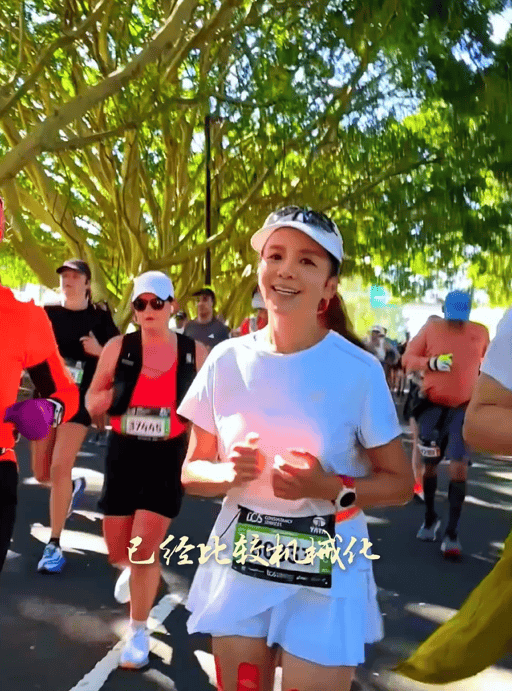 知名主持人朱迅跑完悉尼马拉松全马,开心大笑:又创造个人最好成绩