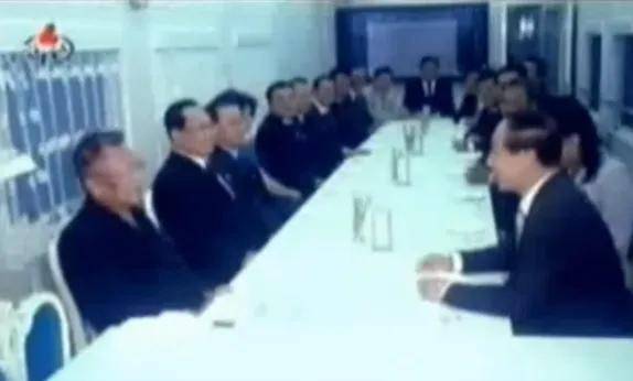 金正恩启程来华，他的神秘专列长什么样？