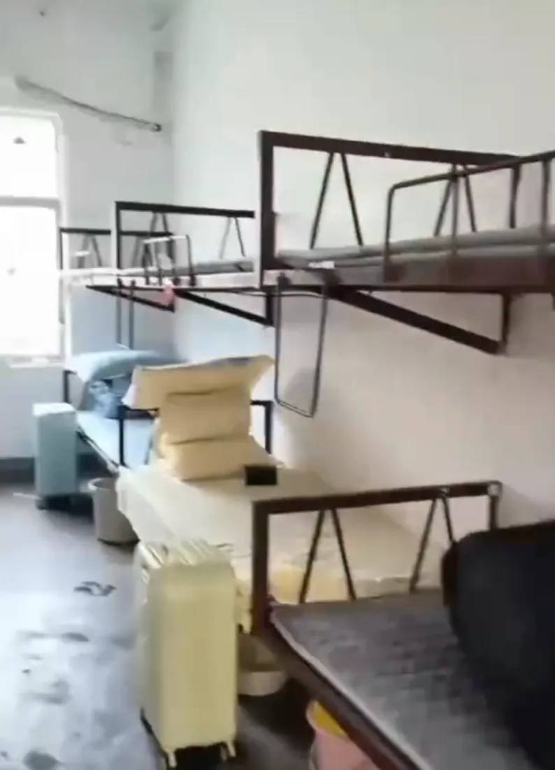 湖南一学生宿舍床铺仅用三角铁和螺丝固定，学校：条件有限没办法，计划翻新或重建