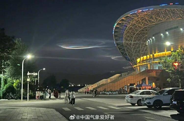 宁夏、甘肃、内蒙古多地夜空现“五彩祥云”，蔓延天际数小时，色彩炫丽科幻感拉满，天文博主：或与近期火箭发射有关