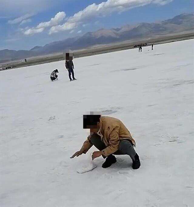 游客将茶卡盐湖铺路盐成袋装走 工作人员：原则上是不允许拿，可凭票免费领