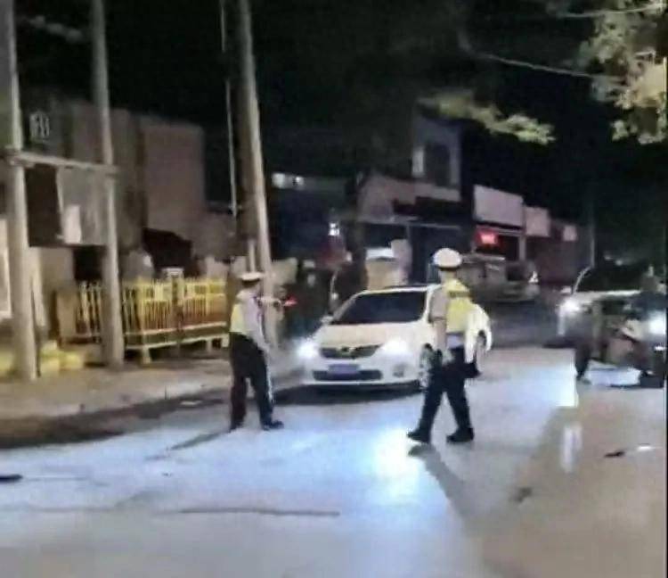 河北一汽车在查酒驾时强行倒车逃离，撞上三轮和特斯拉，当地警方：正在追查