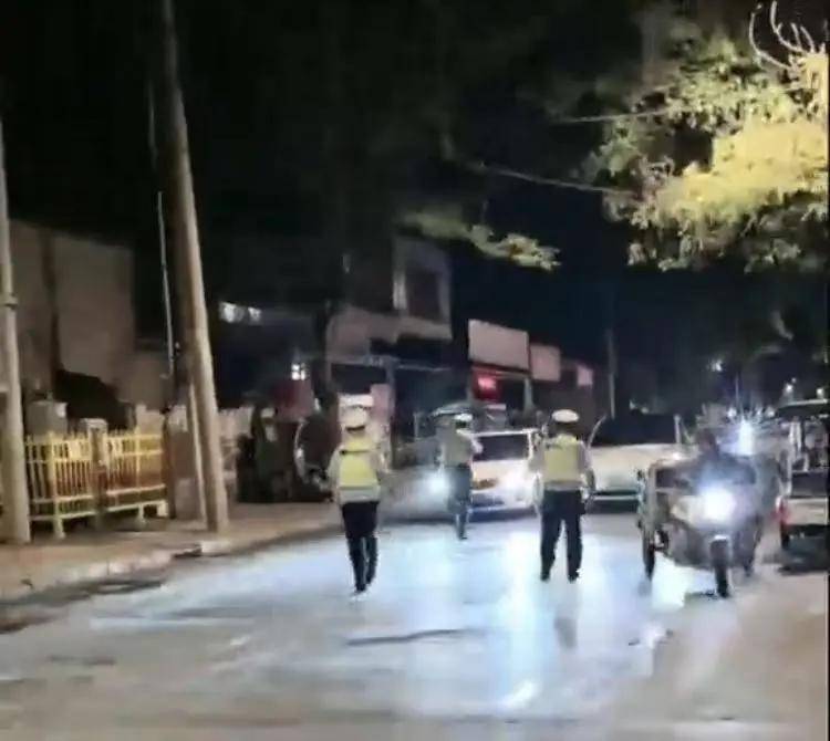 河北一汽车在查酒驾时强行倒车逃离，撞上三轮和特斯拉，当地警方：正在追查