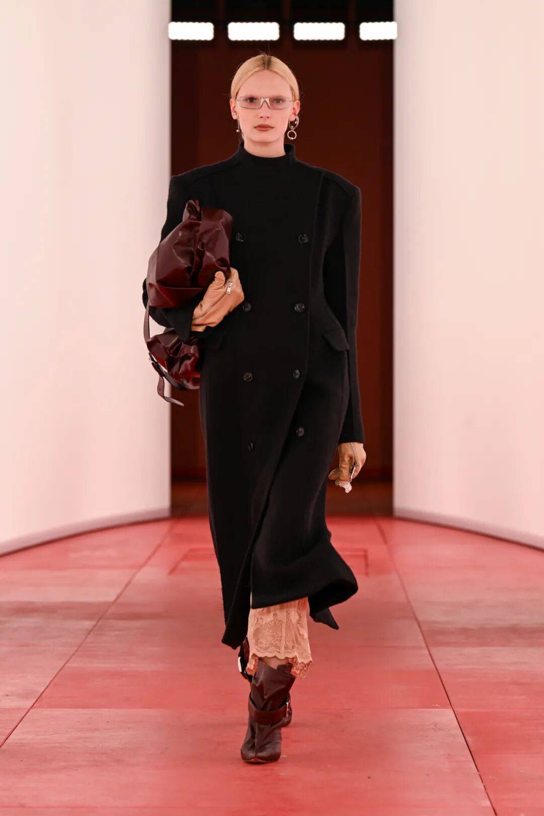 阔别七年重返T台的H&amp;M，终于暴露野心了