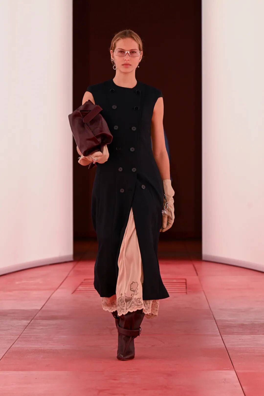 阔别七年重返T台的H&amp;M，终于暴露野心了