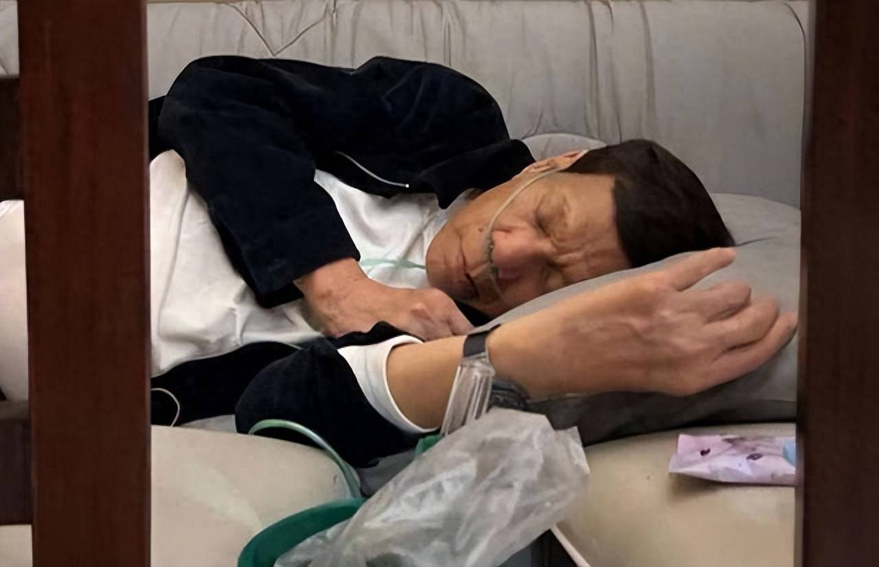 杜特尔特撑不住了，莎拉收到紧急通知，父亲在拘留所昏倒在地，莎拉喊话放他回家！