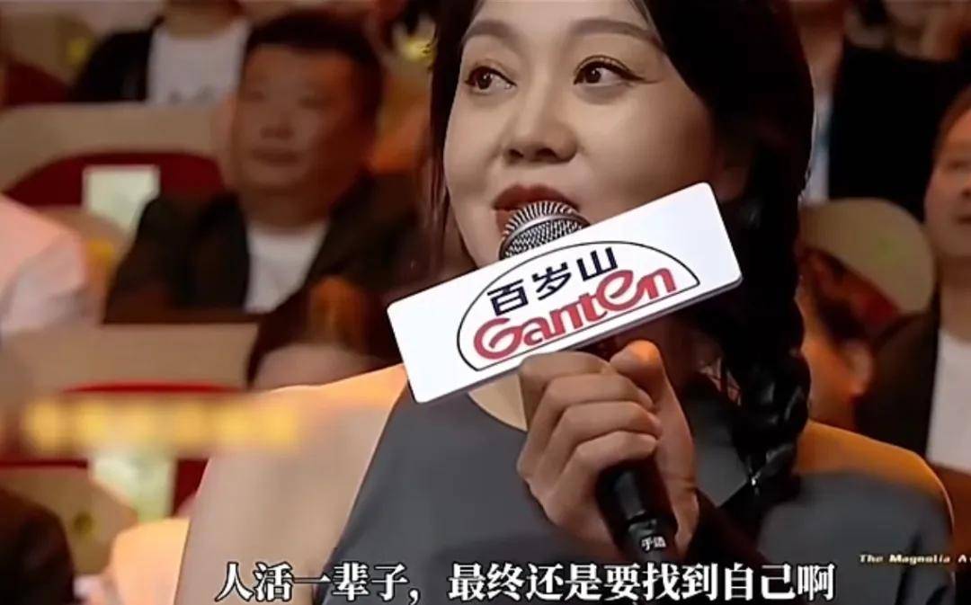 闫妮微醺式演唱再上热搜!35岁爆红后速成大满贯视后,她是松弛美学的代言人