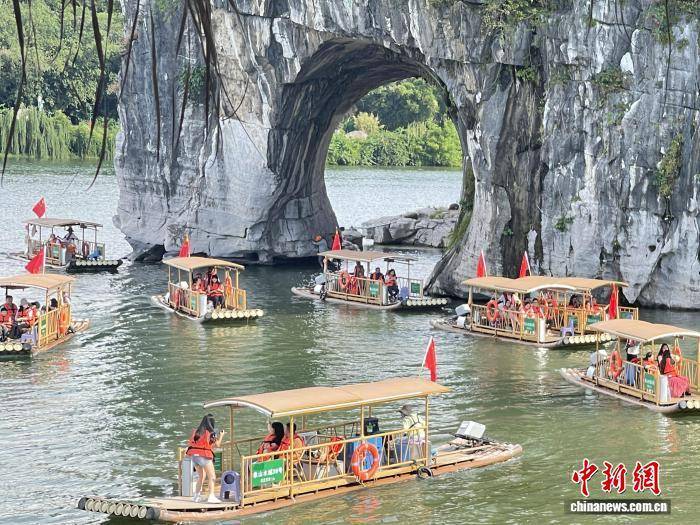 国庆黄金周首日：桂林象鼻山迎客忙 游客畅游山水间