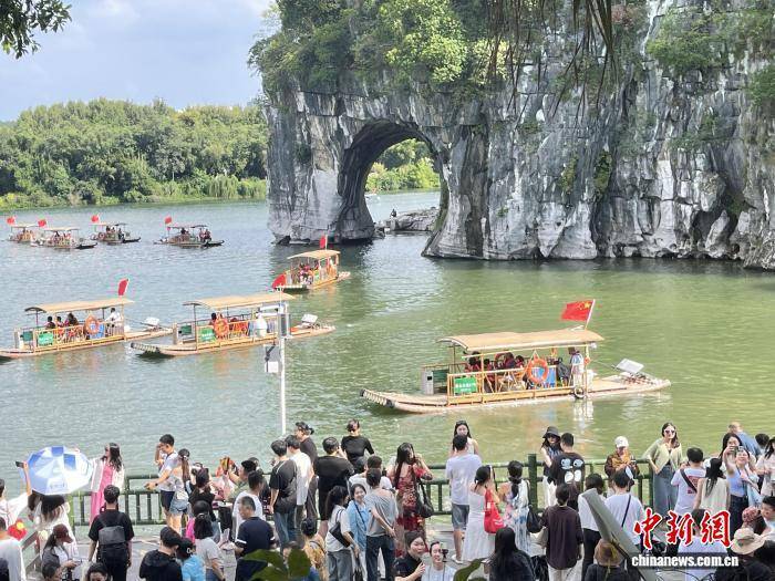 国庆黄金周首日：桂林象鼻山迎客忙 游客畅游山水间