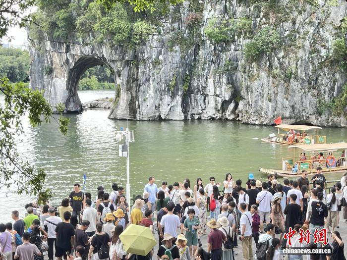 国庆黄金周首日：桂林象鼻山迎客忙 游客畅游山水间