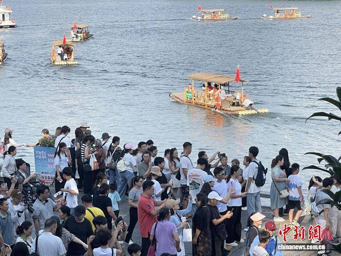 国庆黄金周首日：桂林象鼻山迎客忙 游客畅游山水间