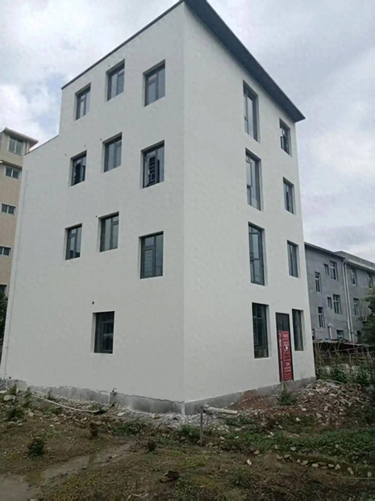 实名举报镇干部盖别墅晒车牌，男子反被行拘19天！各方回应不一