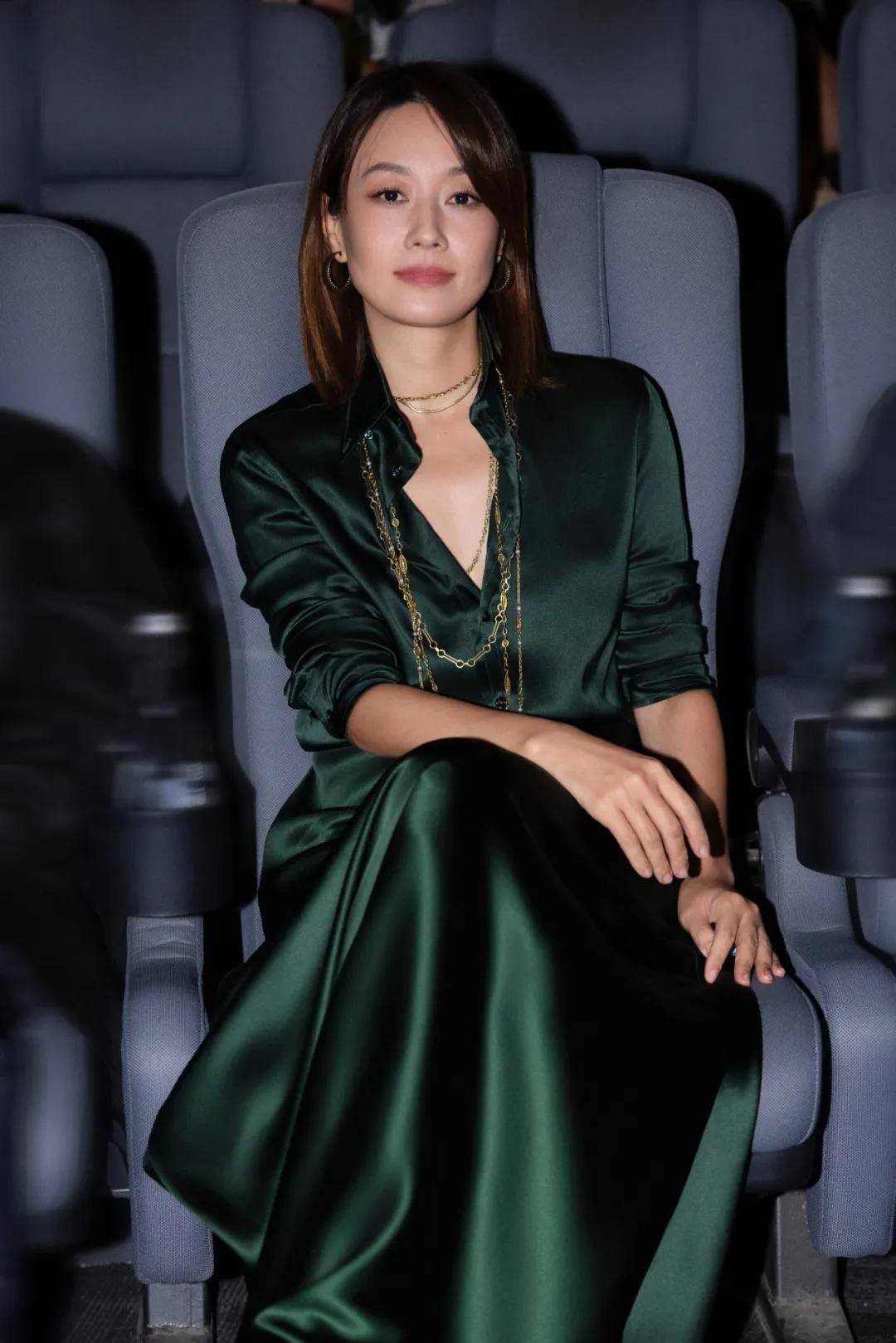 穿豹纹的辛芷蕾宛如行走的奖杯,马伊琍一身绿裙梦回玲子