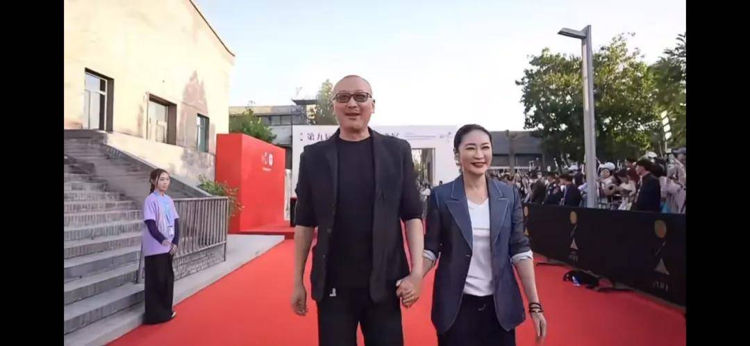 穿豹纹的辛芷蕾宛如行走的奖杯,马伊琍一身绿裙梦回玲子