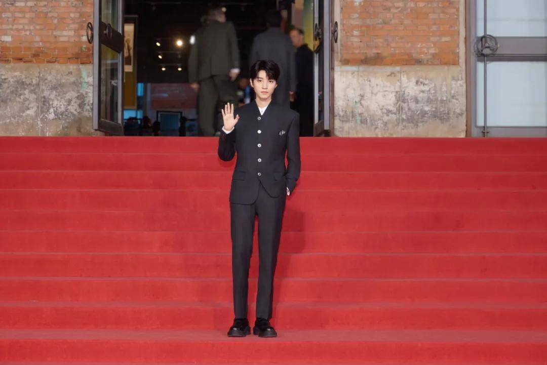 穿豹纹的辛芷蕾宛如行走的奖杯,马伊琍一身绿裙梦回玲子