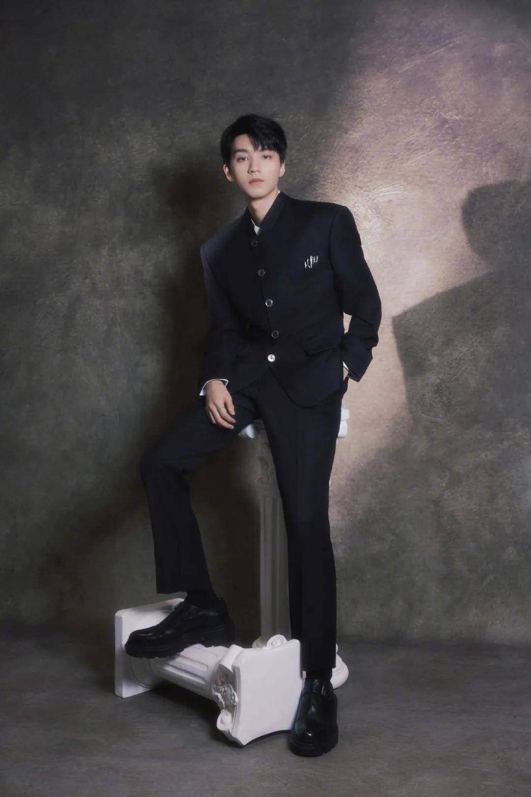 穿豹纹的辛芷蕾宛如行走的奖杯,马伊琍一身绿裙梦回玲子