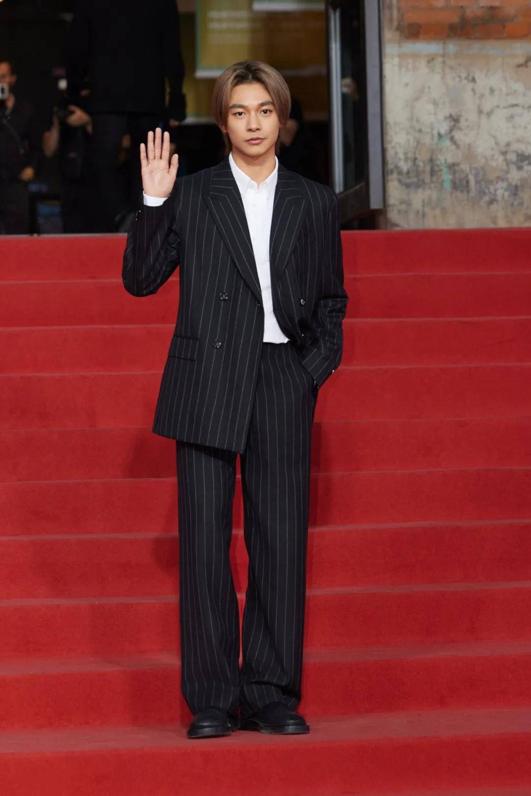 穿豹纹的辛芷蕾宛如行走的奖杯,马伊琍一身绿裙梦回玲子