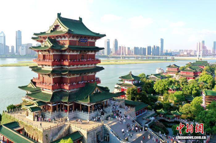 江西南昌:江南名楼滕王阁引游客纷至沓来