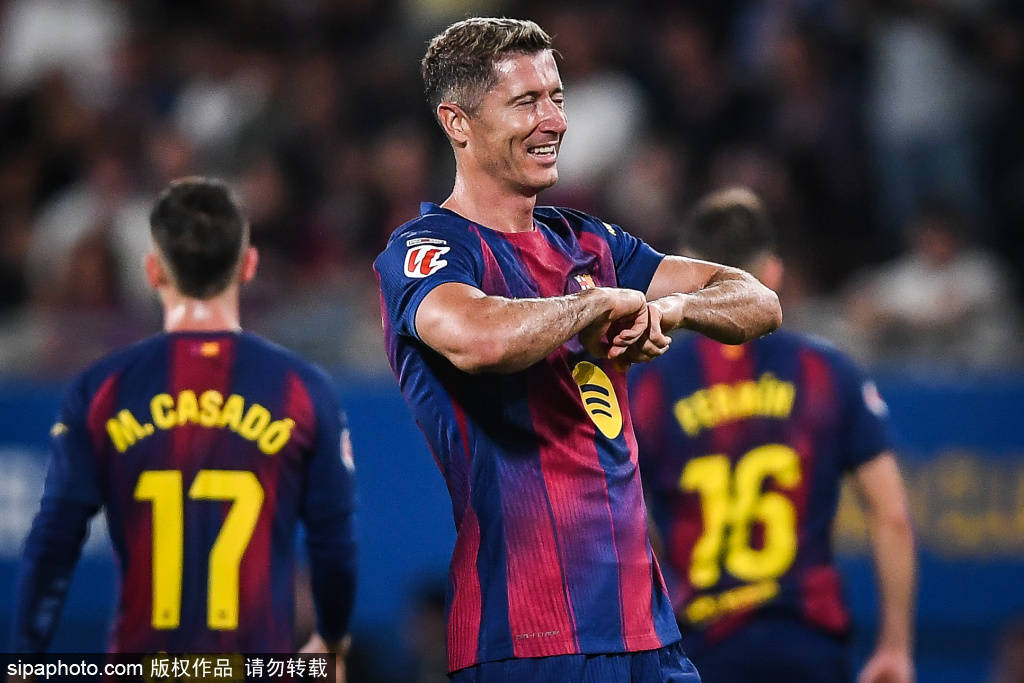 莱万的挣扎：在巴萨惨败于塞维利亚之夜，数据揭示了他的低迷表现与背后压力！