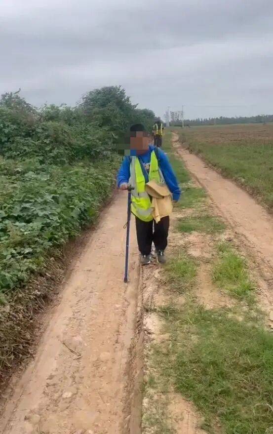 湖北一男子辞掉月薪2万元工作,带9岁儿子徒步千里,计划60天走到山东……原因让人泪目