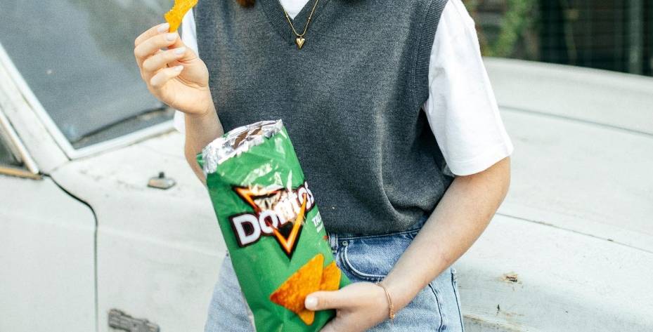 口袋里的零食被误判为枪支，美国一高中生被警察命令下跪