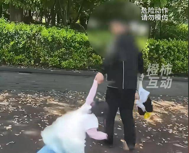 画面令人胆战心惊！男子拽两孩子胳膊转圈，女孩发声求饶
